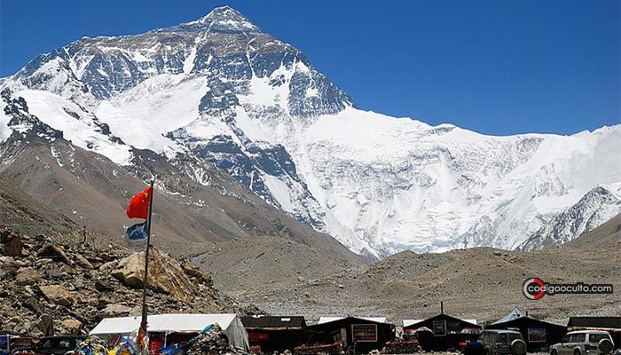 Base científica con el Monte Everest de fondo