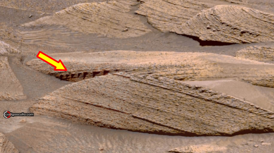 Otra de las extrañas formaciones halladas en Marte. ¿Qué sobresale de la roca?