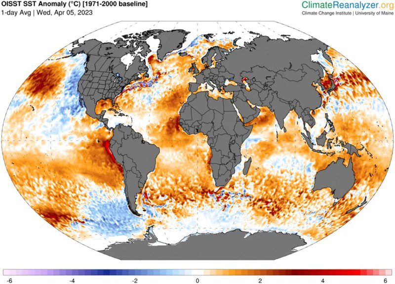 Anomalías de la temperatura superficial del agua del mar, con el agua cálida en color rojo intenso, observado el 5 de abril de 2023