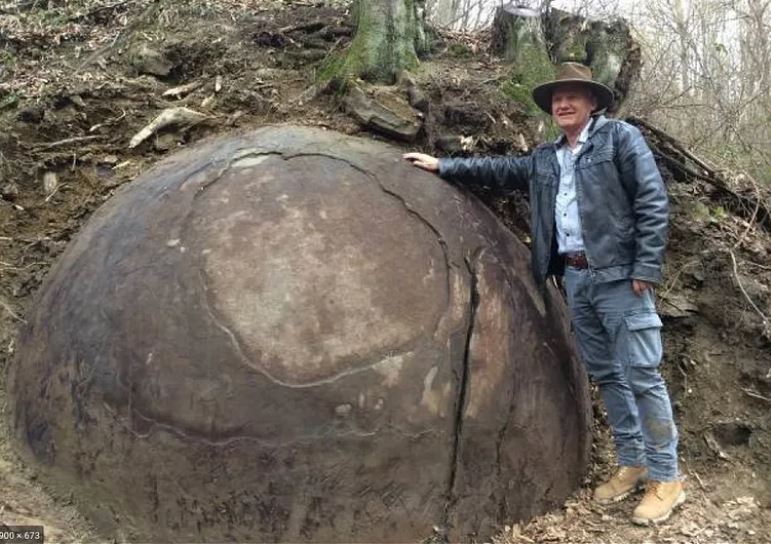 Semir Osmanagich y el hallazgo de una enorme esfera de piedra