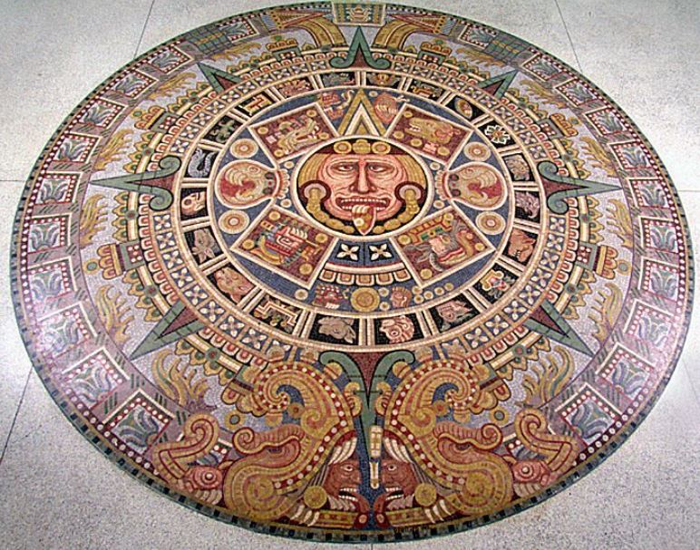 La piedra hace referencia a los principales elementos de la cosmogonía mexica. El monolito de 25 toneladas representa el quinto sol, o era, que comenzó con la ascensión del rey Itzcoatl (1427-1440). La imagen central representa a Tonatiuh, el dios azteca del sol y deidad principal durante el quinto sol, y el ciclo azteca que se relaciona con el tiempo y la política. Cuatro iconos -jaguar, viento, lluvia y agua- representan los cuatro soles o edades anteriores, cuando el mundo fue creado y destruido repetidamente. Veinte signos corresponden a los 13 ciclos del calendario ritual azteca de 260 días. Dos serpientes de fuego rodean el mosaico, sus cabezas se enfrentan en la parte inferior y las colas se juntan en la superior