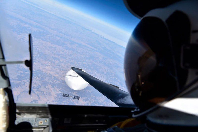 Una imagen de un globo espía chino tomada desde un avión espía U-2S Dragon Lady de la Fuerza Aérea de EE. UU. sobre el medio oeste de Estados Unidos en febrero de 2022