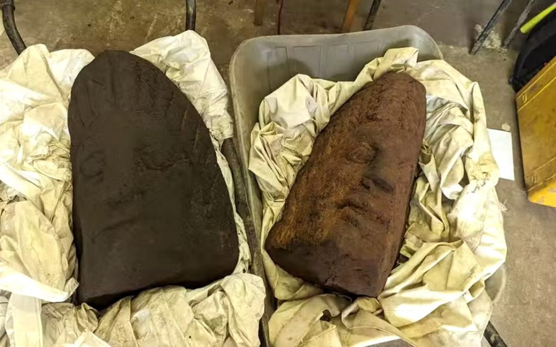 Dos raras cabezas de dioses romanos son desenterradas en Carlisle, Inglaterra