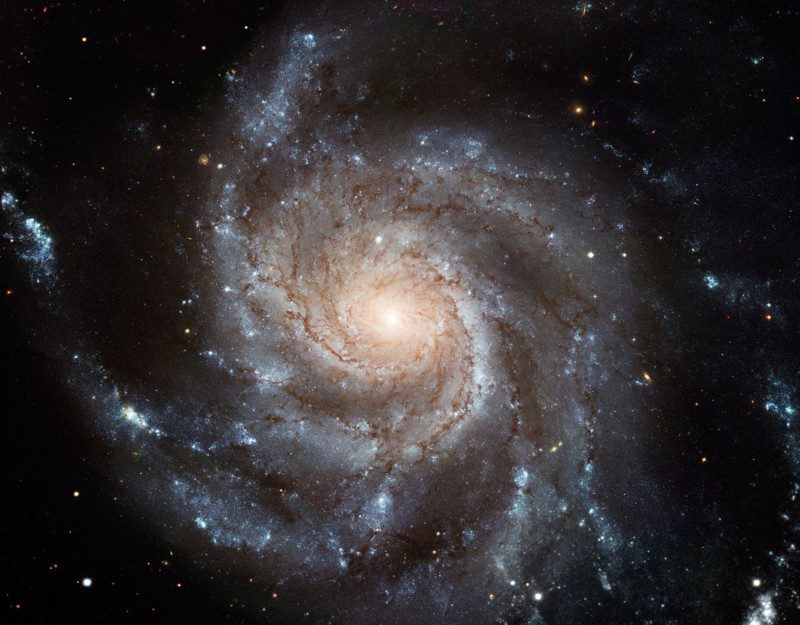 Esta impresionante vista de M101, también conocida como la galaxia Molinete, es una de las imágenes más grandes que Hubble haya capturado jamás de una galaxia espiral, ensamblada a partir de 51 exposiciones tomadas durante varios estudios durante casi diez años. Se utilizaron imágenes terrestres para completar las partes de la galaxia que el Hubble no observó