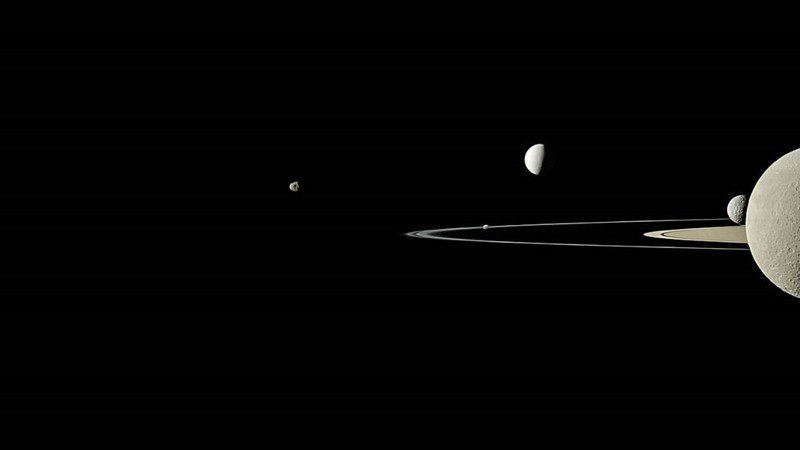 Una imagen de Cassini de cinco de las lunas de Saturno, de izquierda a derecha: Janus, Pandora, Enceladus, Rhea y Mimas