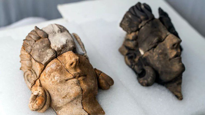 Dos de las figuras talladas probablemente representan diosas con aretes de oro