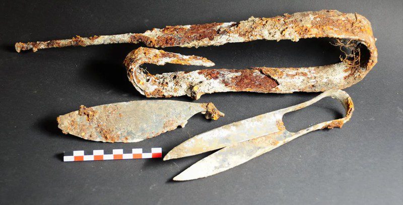 Unas tijeras, una navaja y una espada doblada fueron algunos de los ajuares funerarios hallados en una tumba de cremación celta en Alemania