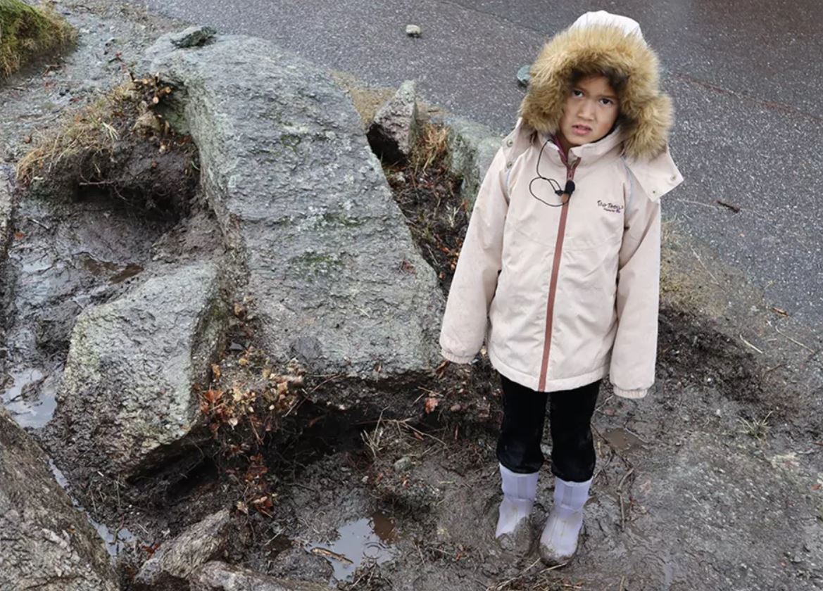 Elise, una estudiante de 8 años, encontró la daga neolítica mientras jugaba cerca de su escuela en noruega.