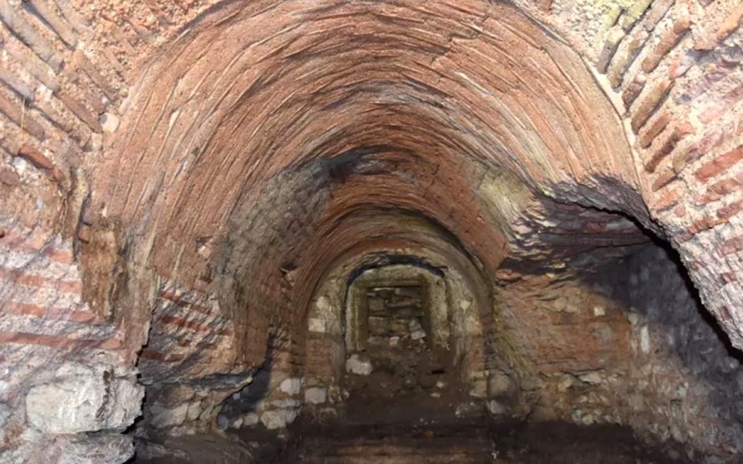 Desentierran túnel oculto y habitaciones bajo una iglesia de 1.500 años en Estambul
