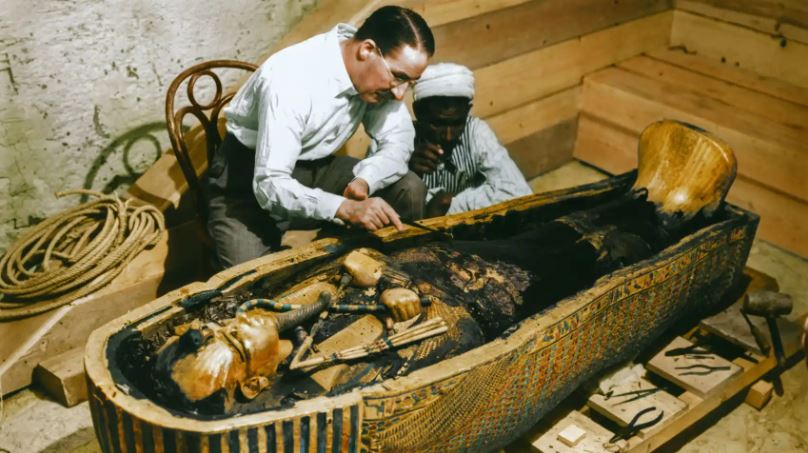 Howard Carter examinando el ataúd de Tutankamón, hecho de oro macizo
