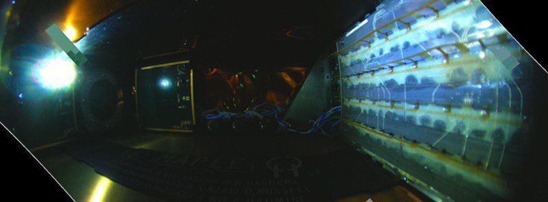 Fotografía desde el espacio del interior de MAPLE, con la matriz de transmisión a la derecha y los receptores a la izquierda