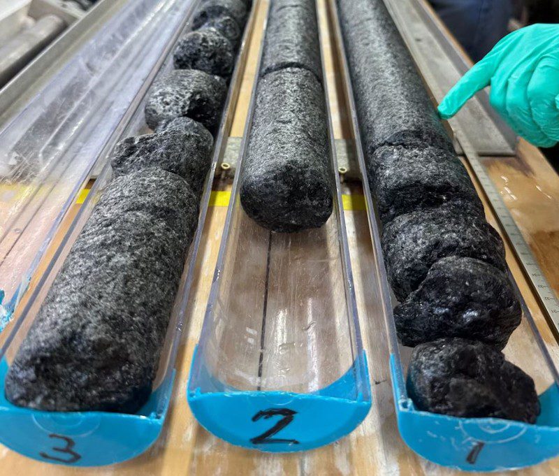 A bordo del buque de investigación JOIDES Resolution, los miembros del equipo procesan muestras de roca del manto recuperadas de un agujero de más de 4100 pies de profundidad perforado en el lecho marino del Atlántico Norte