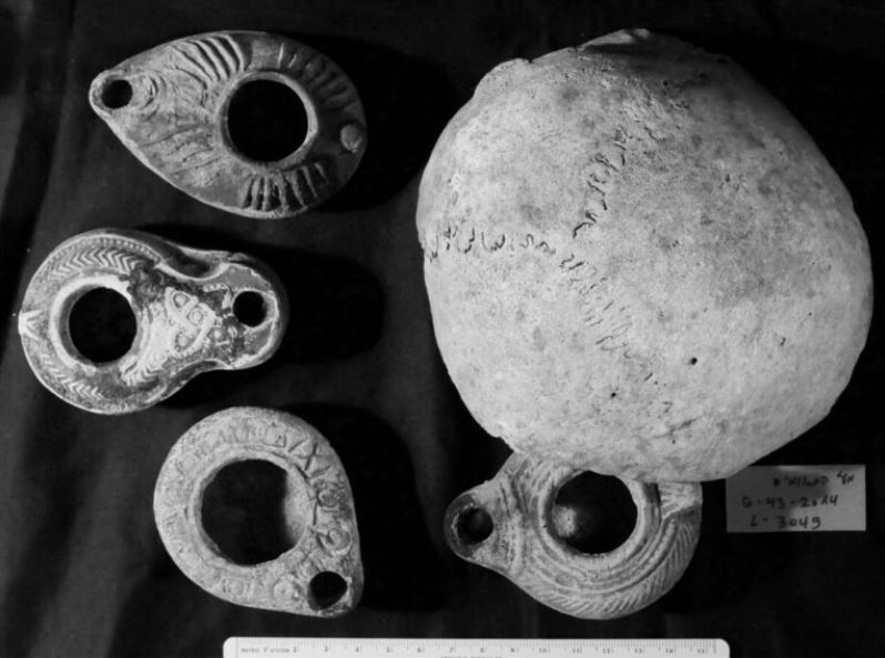Lámparas de aceite y un cráneo humano encontrados en la cueva de Te'omim