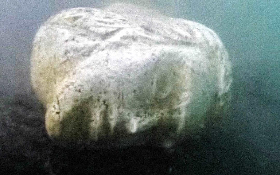 Hallada cabeza de mármol en lago de Italia y podría ser de los barcos hundidos de Calígula