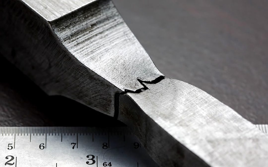 Científicos sorprendidos observan cómo un fragmento de metal agrietado se “curó solo”