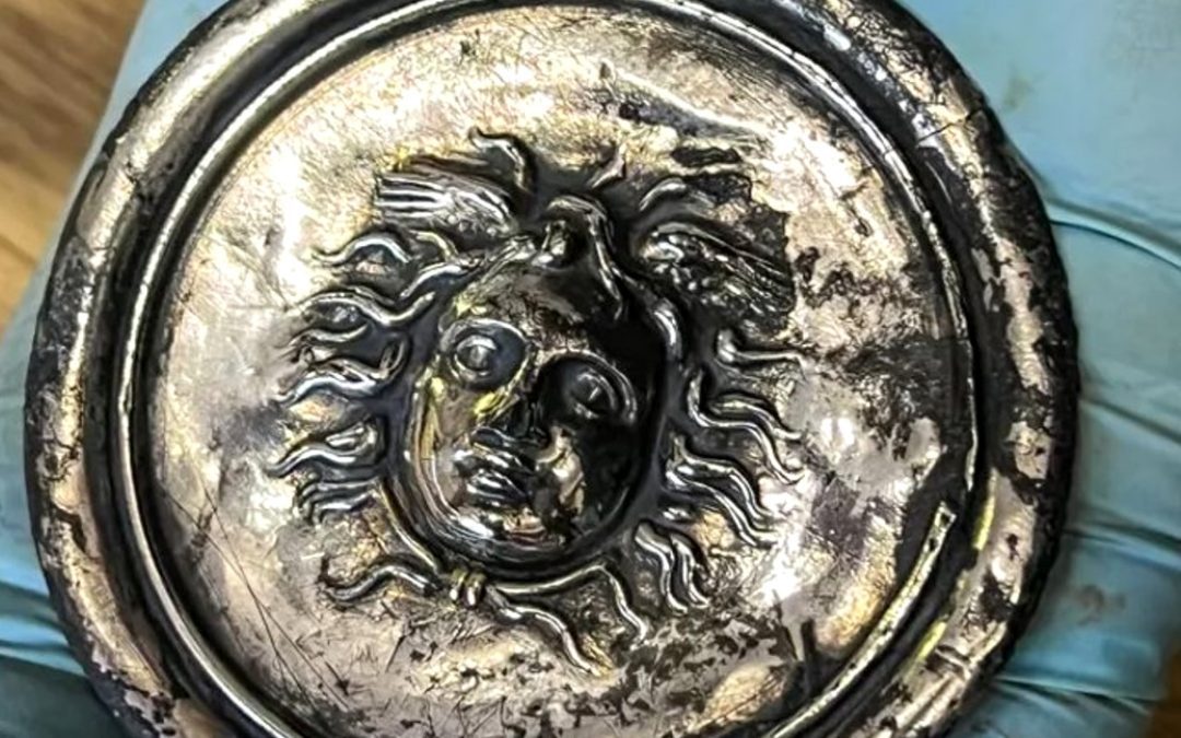 Hallado un medallón de plata con la cara de Medusa en un antiguo fuerte romano