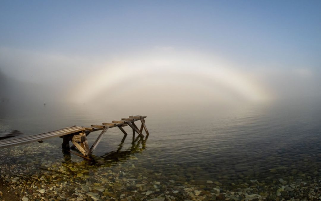 Extraño arco iris blanco similar a un “portal” aparece sobre el lago Baikal en Siberia