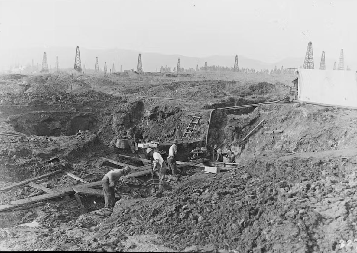 Excavación del pozo 61/67 en La Brea Tar Pits en 1915. Los fósiles de este pozo incluyen los últimos ejemplos conocidos de muchas especies de megafauna en América del Norte