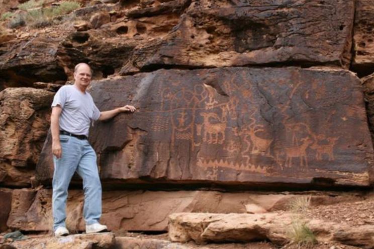 John a. Ruskamp se encuentra cerca de petroglifos que coinciden con la antigua escritura china en nine mile canyon, utah