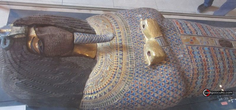 Ataúd de madera dorada y con incrustaciones de KV55, actualmente en el Museo Egipcio de Antigüedades de El Cairo. El rostro y el cartucho con el nombre del ocupante del ataúd fueron desfigurados en la antigüedad, lo que sugiere que el cuerpo que había en su interior era el de Akenatón.