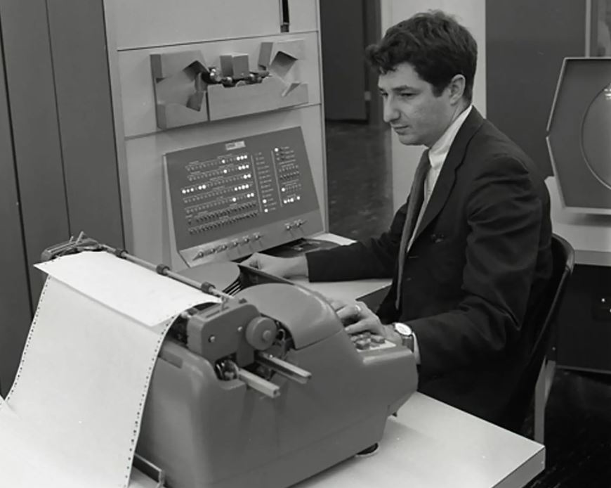 Edward Fredkin trabajando en una de las primeras computadoras, la PDP-1, en 1960. A pesar de no haberse graduado nunca en la universidad, se convirtió en profesor en el MIT y en pionero de la inteligencia artificial