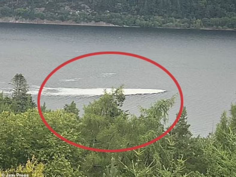 Siobhan Janaway vio enormes ondas (en círculos) en el agua que cree que pueden haber sido del monstruo del Lago Ness