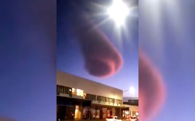 Enorme nube lenticular rojiza se forma sobre Ciudad del Cabo en África