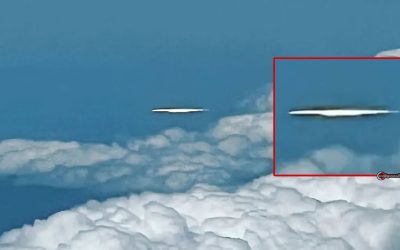 Extraño objeto brillante es visto desde un avión en vuelo sobre España