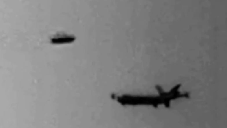 Un objeto desconocido pasa cerca de un drone militar.