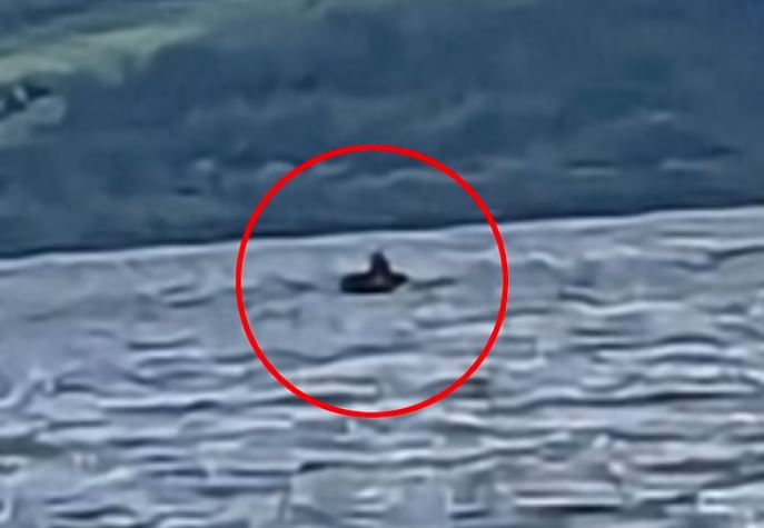 En la fotografía, una figura sombría en el lago Ness en un incidente separado