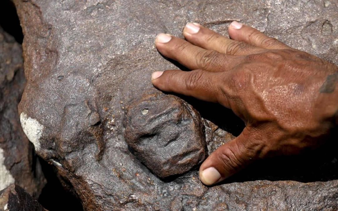 Antiguos rostros humanos de piedra son descubiertos en el Amazonas tras sequía extrema