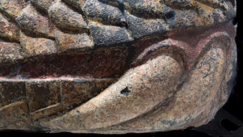 Aquí vemos los colmillos pintados de la serpiente gigante del Imperio Azteca