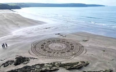 Un curioso “código” aparece en playa de Gales y llaman a residentes a descifrarlo