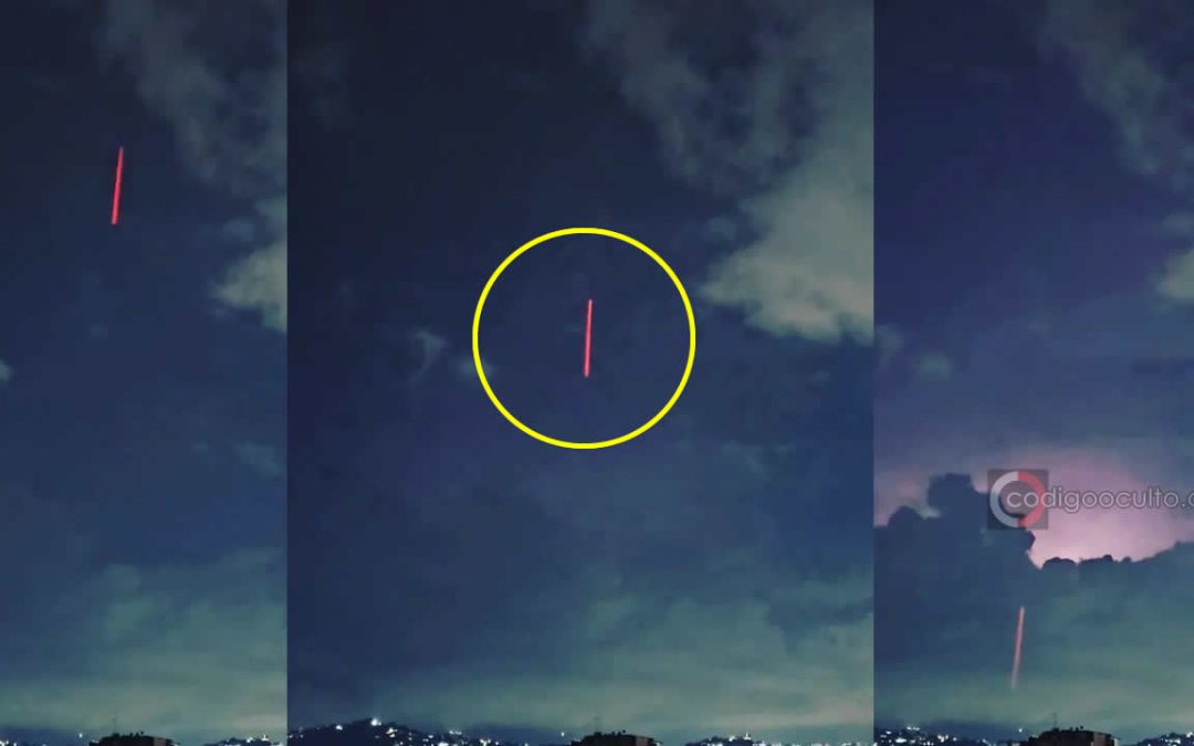 Un extraño rayo rojo, similar a un láser, cae en Caracas, Venezuela en medio de una tormenta