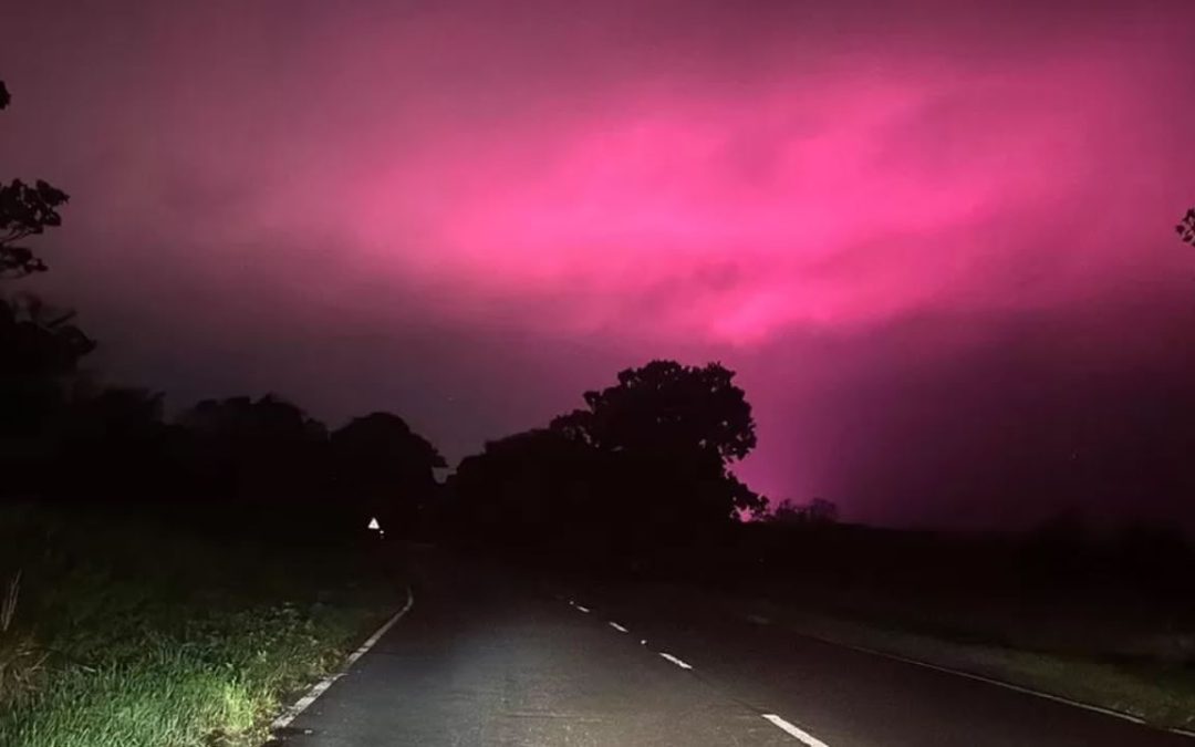 Un extraño resplandor “rosado” cubre el cielo de un pueblo en Yorkshire. Científicos creen tener una respuesta