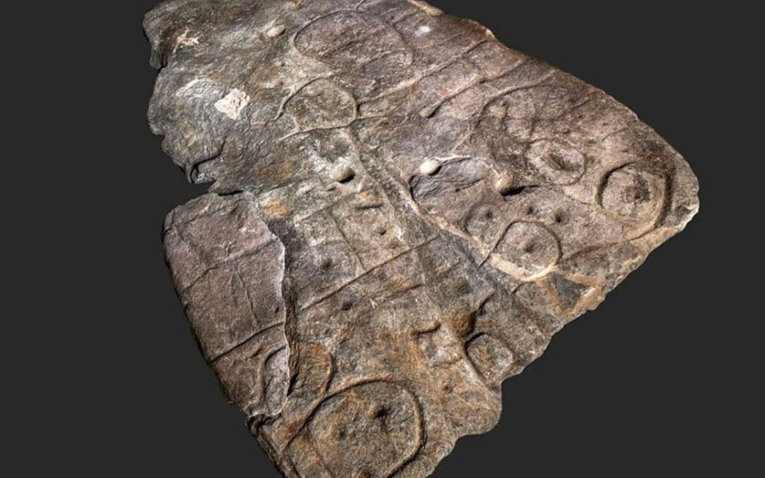 Una roca extrañamente grabada resultó ser un mapa del tesoro gigante, afirman arqueólogos