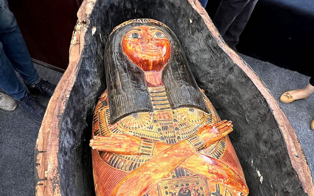 Hallan antiguo cementerio egipcio con un colorido sarcófago de la hija de un sumo sacerdote