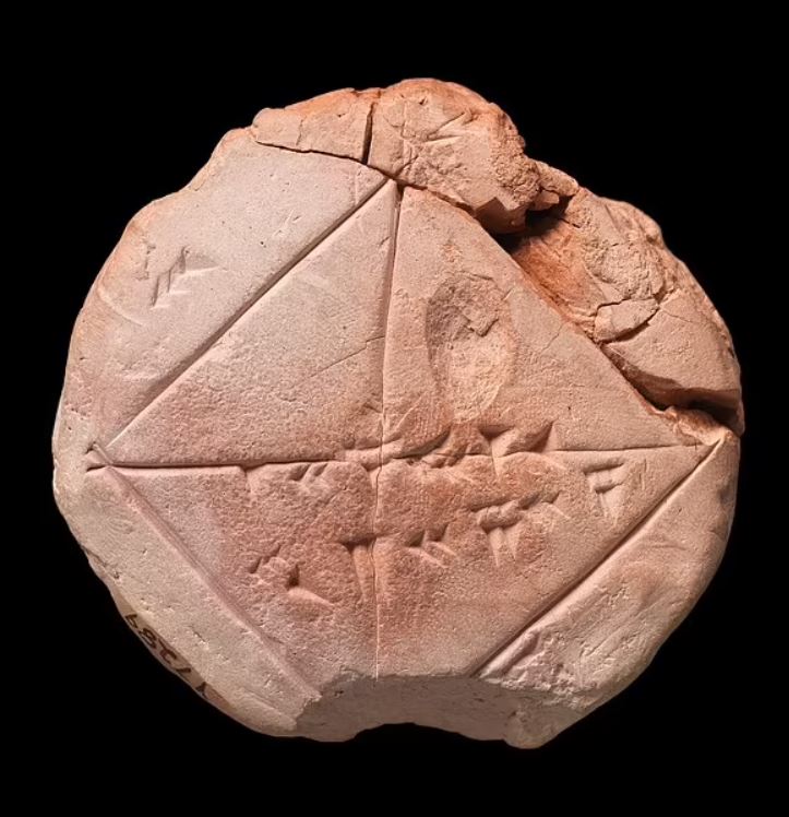 Un matemático moderno descubrió una antigua tablilla babilónica con el concepto que es anterior al nacimiento de Pitágoras en más de 1.000 años. La evidencia fue traducida de una tablilla de arcilla etiquetada YBC 7289 (en la foto)
