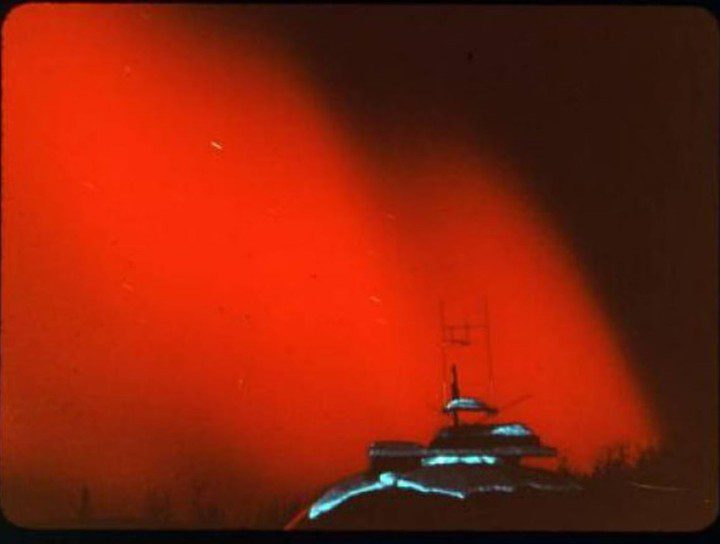 Una rara aurora roja sobre Alaska en febrero de 1958