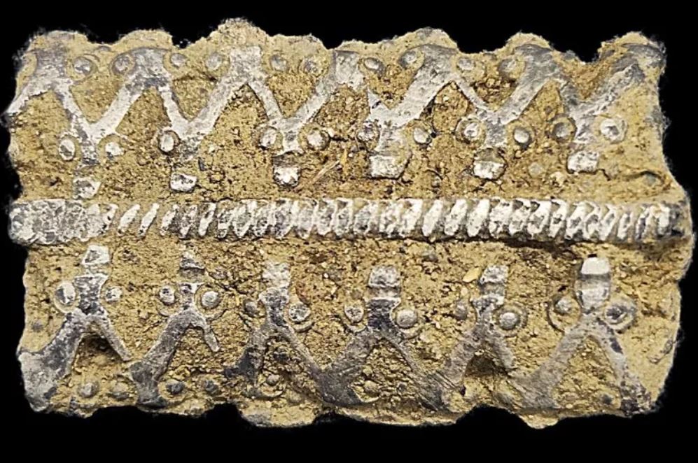 La pieza de un brazalete de plata de la época vikinga fue encontrada en un campo de agricultores en el condado de Innlandet, Noruega, el 28 de octubre. Se cree que el objeto pudo haber sido utilizado como moneda en ese momento