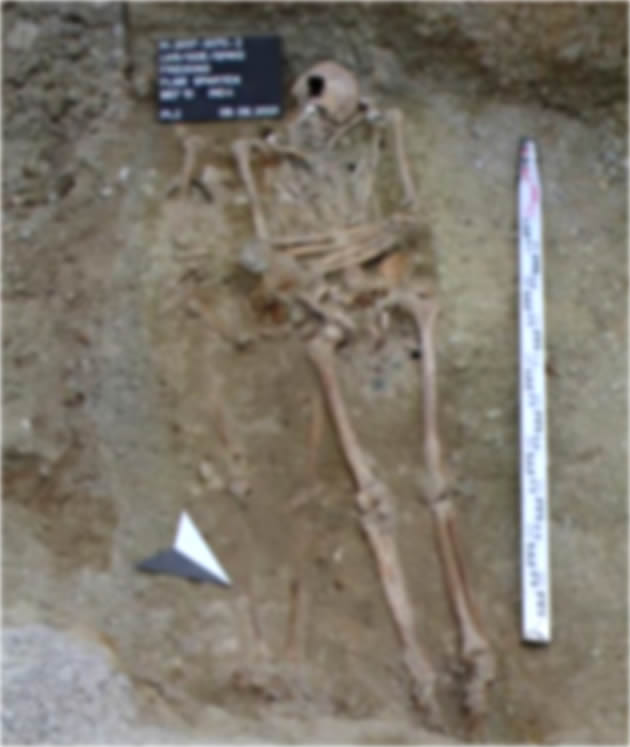 El esqueleto con la prótesis de hierro en la tumba. 