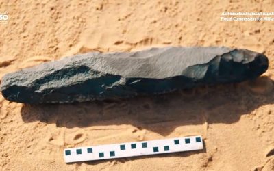 Descubren enorme hacha de piedra de 200.000 años de antigüedad en desierto de Arabia Saudí