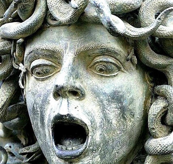 Escultura de Medusa (siglo II d. C.) en la Villa Adriana, Tívoli, Italia