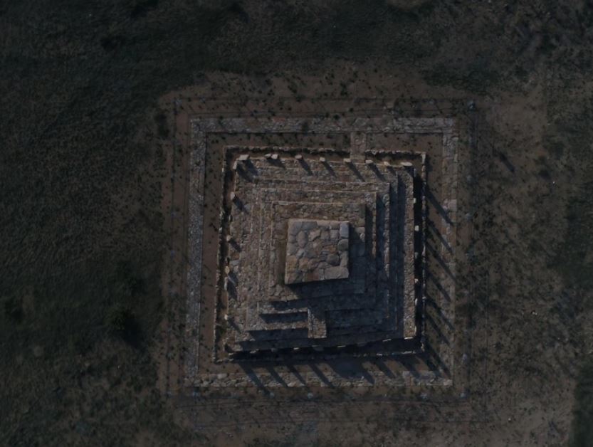Vista aérea de la estructura piramidal