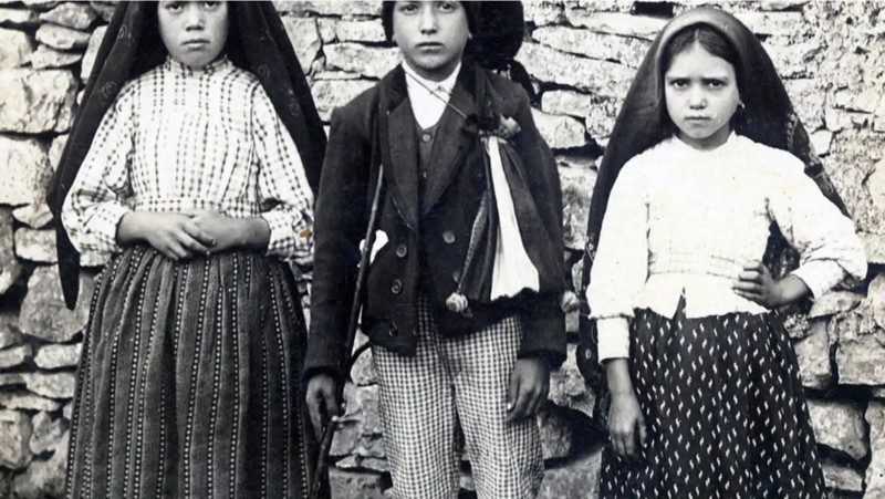 De izquierda a derecha, Lucía, Francisco y Jacinta, los pastorcillos que dijeron ver a la Virgen de Fátima.