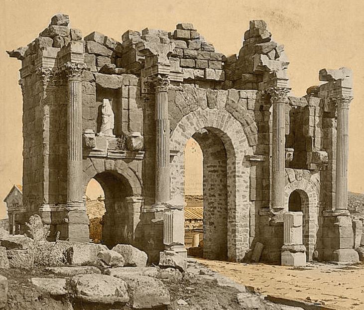 Representación artística de un triple arco romano en Timgad, Argelia. El arco de entrada a la ciudad perdida descrito en el manuscrito es similar en apariencia al de la imagen