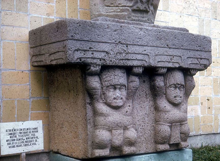 Un par de enanos sosteniendo un altar olmeca, descubierto en San Lorenzo y exhibido en el Museo de Antropología de Xalapa, México