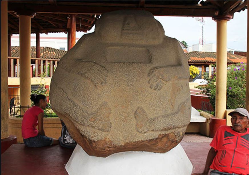 Una escultura de barriga de Monte Alto, en exhibición en La Democracia. Hay una cavidad cuadrada en el cofre, donde es posible que se haya colocado un adorno