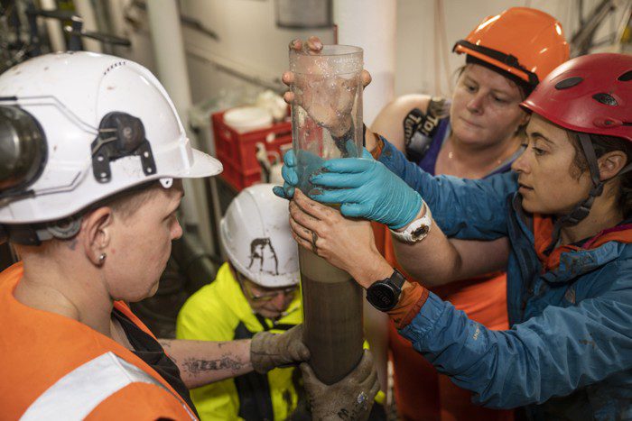 Sarah y otros investigadores tomando muestras del sedimento del fondo marino