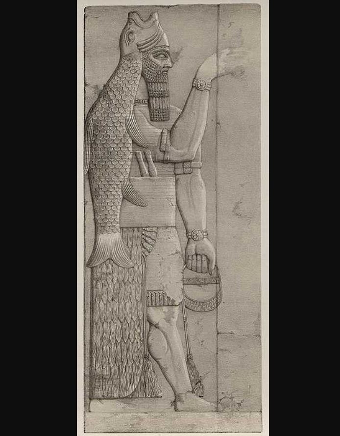 Bajorrelieve (probablemente) de una figura de Apkallu del templo de Ninurta en Nimrud. La figura también porta un artefacto similar a un bolso, como tantas otras halladas